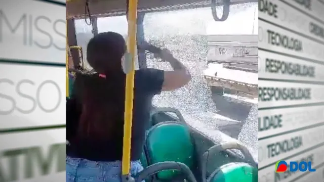 Imagem ilustrativa da notícia Mãe quebra janela de ônibus após filho passar mal de calor