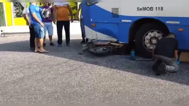 Imagem ilustrativa da notícia Acidente deixa motocicleta embaixo de ônibus na Cidade Nova