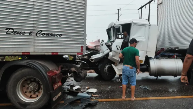 Imagem ilustrativa da notícia Colisão frontal entre caminhões deixa duas pessoas feridas