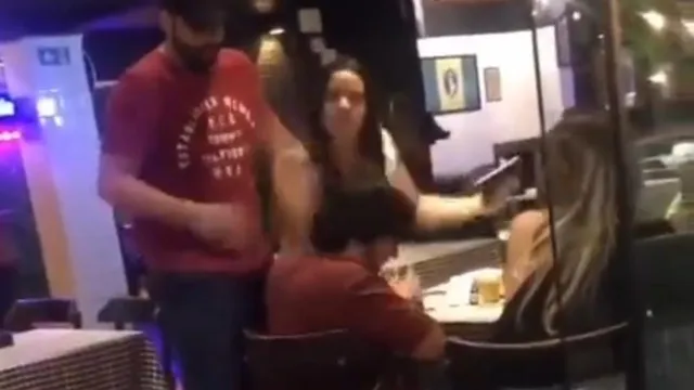 Imagem ilustrativa da notícia Vídeo: Mulher agride marido ao flagrar ele com outras em bar