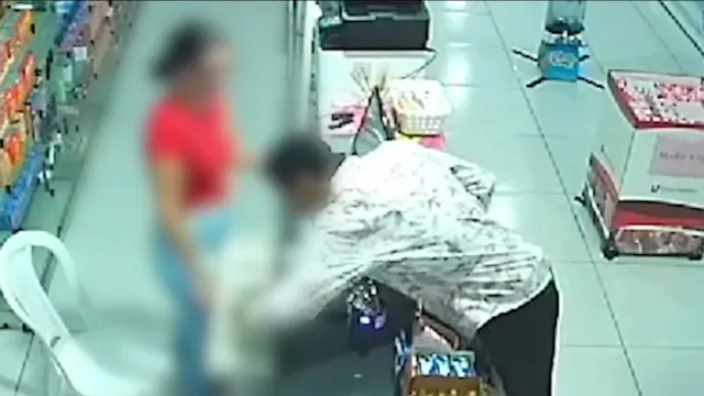 Imagem ilustrativa da notícia Vídeo: Assaltante ameaça funcionária de farmácia com vidro