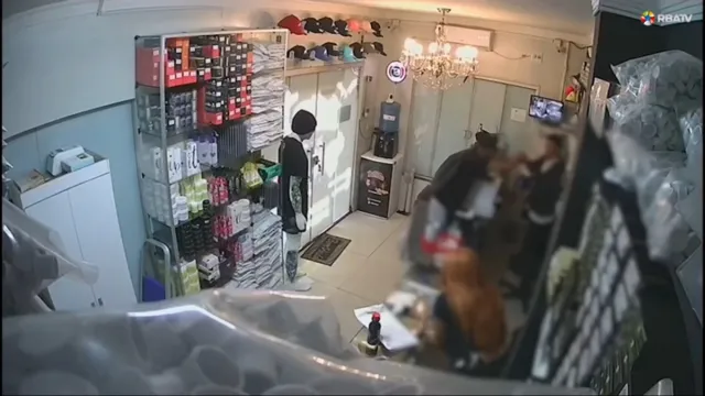 Imagem ilustrativa da notícia Vídeo: Dupla assalta loja de tatuagem em Belém