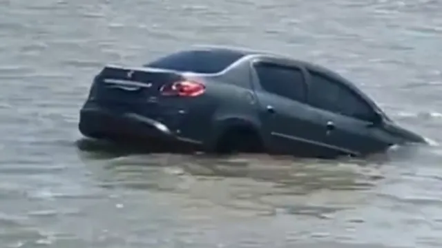 Imagem ilustrativa da notícia Carro que esperava travessia de balsa cai em rio no Marajó