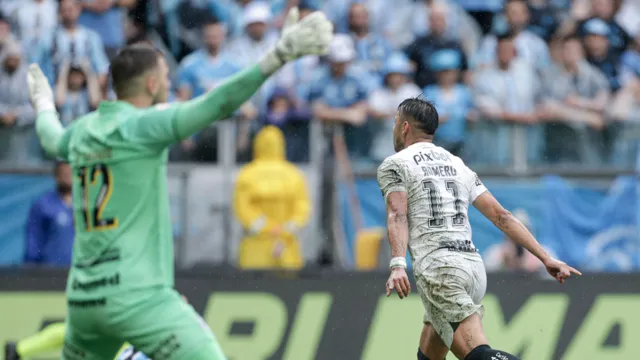 Imagem ilustrativa da notícia Corinthians vence Grêmio com um a menos e respira na Série A