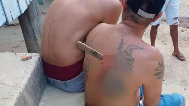 Imagem ilustrativa da notícia Homem fica com faca nas costas após briga no trabalho
