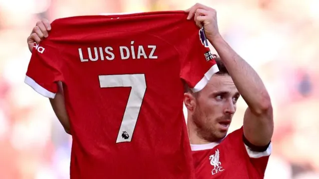 Imagem ilustrativa da notícia Liverpool faz 3 a 0 no Nottingham e homenageia Luis Díaz