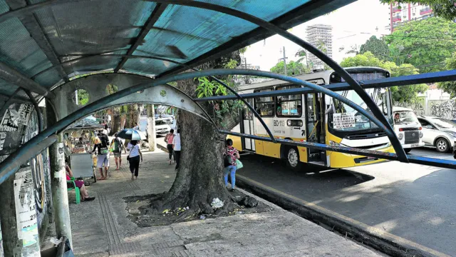 Imagem ilustrativa da notícia Passageiros penam sob sol e chuva nas paradas de ônibus