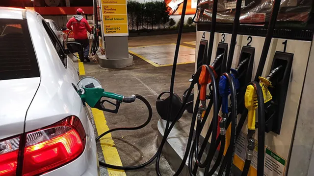 Imagem ilustrativa da notícia Preço da gasolina recua pela 8ª semana seguida, diz ANP