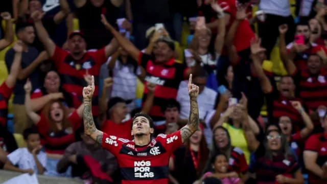 Imagem ilustrativa da notícia Flamengo vence com folga e entra na disputa pelo título