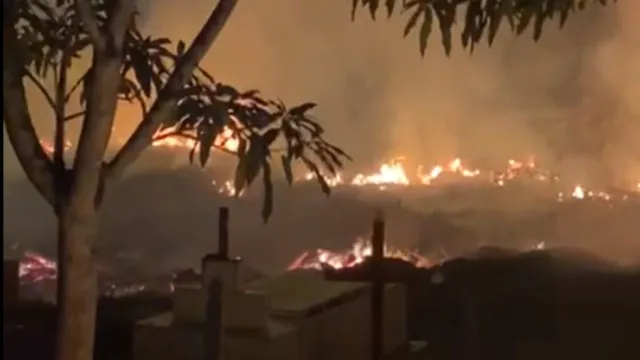 Imagem ilustrativa da notícia Vídeo: Incêndio atinge cemitério às vésperas de Finados