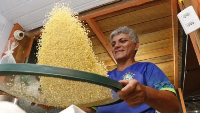 Imagem ilustrativa da notícia Quilo da farinha passa de R$ 10 e deixa paraenses "mufinos"!