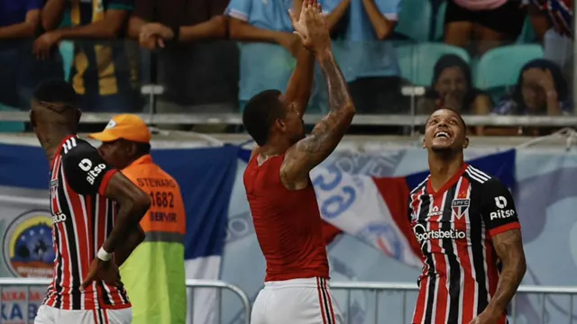 Imagem ilustrativa da notícia São Paulo vence o Bahia e ajuda Vasco e Santos contra o Z-4