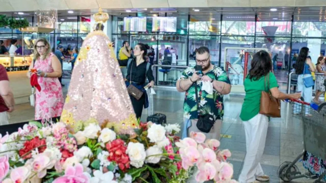 Imagem ilustrativa da notícia Turistas são recebidos pela imagem peregrina no aeroporto