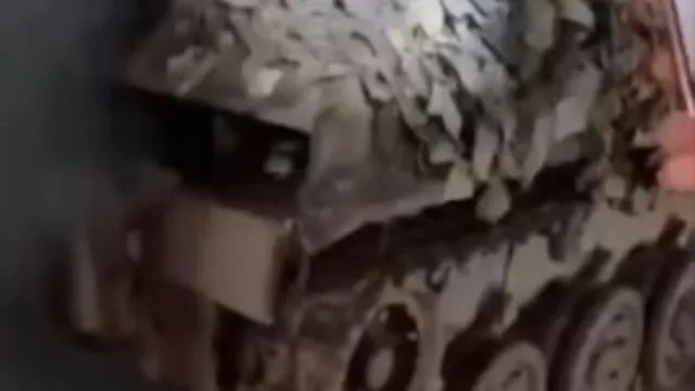 Imagem ilustrativa da notícia Vídeo: centenas de ratos saem de veículo militar russo