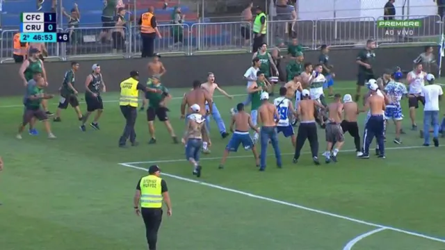 Imagem ilustrativa da notícia Vídeo: briga entre torcedores interrompe Coritiba x Cruzeiro