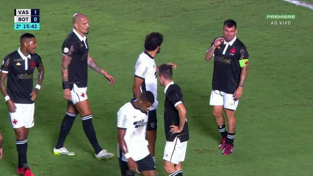 Imagem ilustrativa da notícia Vídeo: Medel faz gesto de que Diego Costa estava fedendo