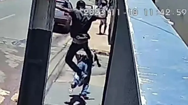 Imagem ilustrativa da notícia Vídeo: Homem mata idoso com voadora por ciúmes da namorada
