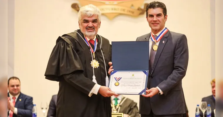 Imagem ilustrativa da notícia Helder Barbalho é condecorado pelo Tribunal de Contas do AM