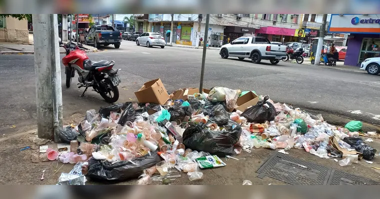 Imagem ilustrativa da notícia Idosa denuncia lixo a céu aberto na Praça Brasil. Veja!