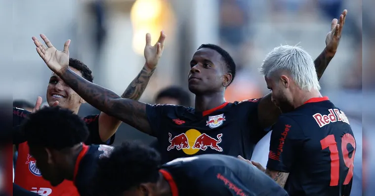 Imagem ilustrativa da notícia Bragantino vence Corinthians e encosta nos líderes
