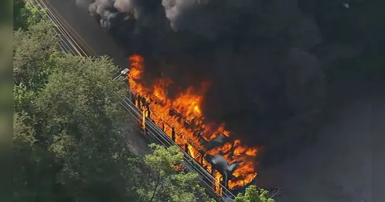 Imagem ilustrativa da notícia Ônibus são incendiados após morte de líder miliciano no RJ
