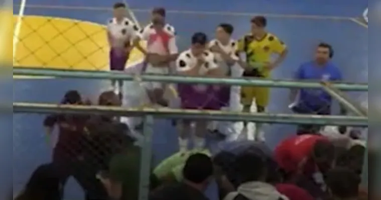 Imagem ilustrativa da notícia Vídeo: jovem morre após mal súbito durante partida de futsal