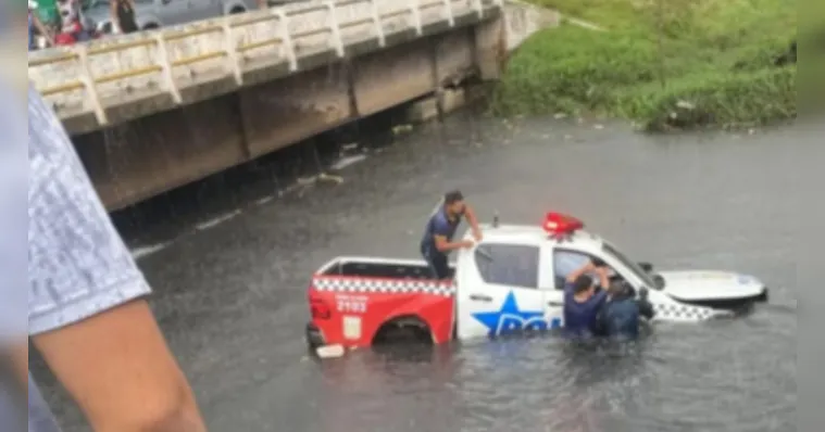 Imagem ilustrativa da notícia Vídeo: viatura da PM cai dentro de canal em Ananindeua