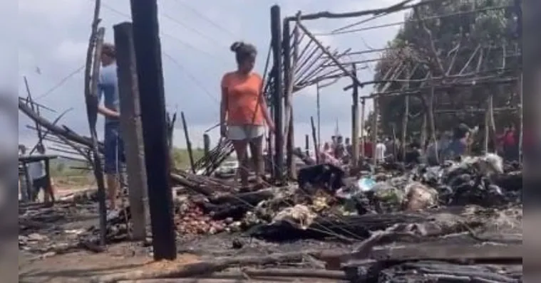 Imagem ilustrativa da notícia Veja imagens após o incêndio no acampamento do MST