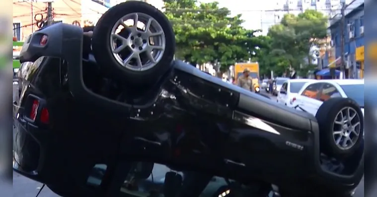 Imagem ilustrativa da notícia Vídeo: Carro capota após batida no bairro de Nazaré