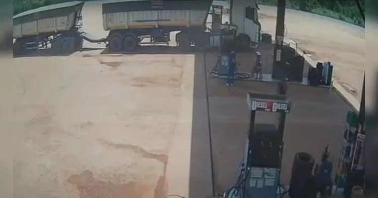 Imagem ilustrativa da notícia Vídeo: carreta perde o controle e invade posto de gasolina