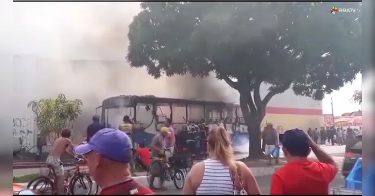 Imagem ilustrativa da notícia Veja o instante em que um ônibus pega fogo na Cidade Nova