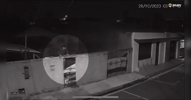 Imagem ilustrativa da notícia Vídeo: assaltante leva cadeiras de casa na Cidade Nova