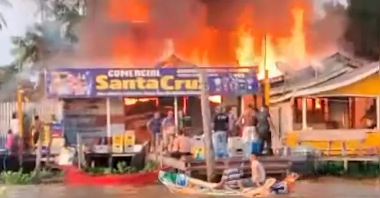 Imagem ilustrativa da notícia Vídeo: Incêndio atinge ponto de comércio em Breves