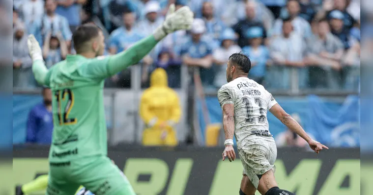 Imagem ilustrativa da notícia Corinthians vence Grêmio com um a menos e respira na Série A