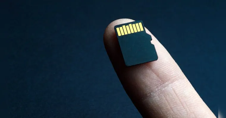 Imagem ilustrativa da notícia Foragido engole chip e cartão de memória ao ser preso