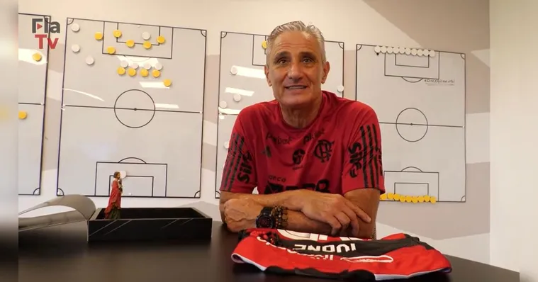 Imagem ilustrativa da notícia Vídeo: Tite se emociona com presente especial do Flamengo