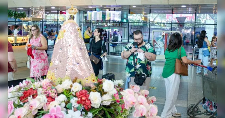 Imagem ilustrativa da notícia Turistas são recebidos pela imagem peregrina no aeroporto
