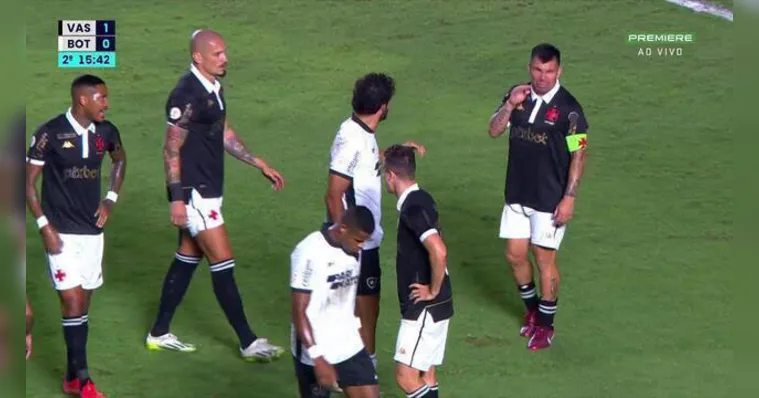 Imagem ilustrativa da notícia Vídeo: Medel faz gesto de que Diego Costa estava fedendo