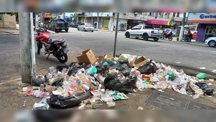 Imagem ilustrativa da notícia Idosa denuncia lixo a céu aberto na Praça Brasil. Veja!