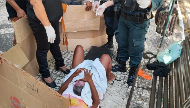 Imagem ilustrativa da notícia Vídeo: Mulher dá à luz na Praça da República em Belém