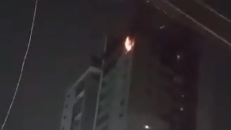 Imagem ilustrativa da notícia Vídeo: Apartamento é atingido por incêndio no Jurunas