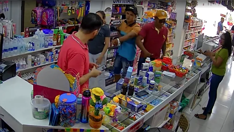 Imagem ilustrativa da notícia Vídeo: Ladrões "fazem a limpa" em farmácia no Jaderlândia