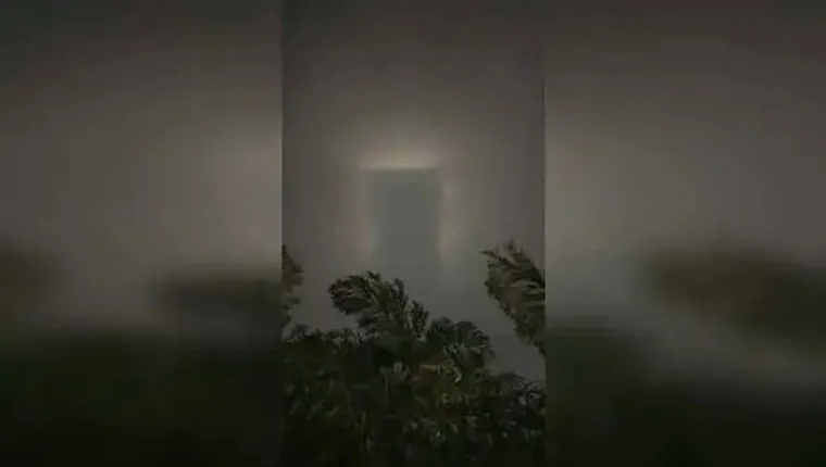 Imagem ilustrativa da notícia Vídeo: fenômeno "porta aberta no céu" é filmado na Índia