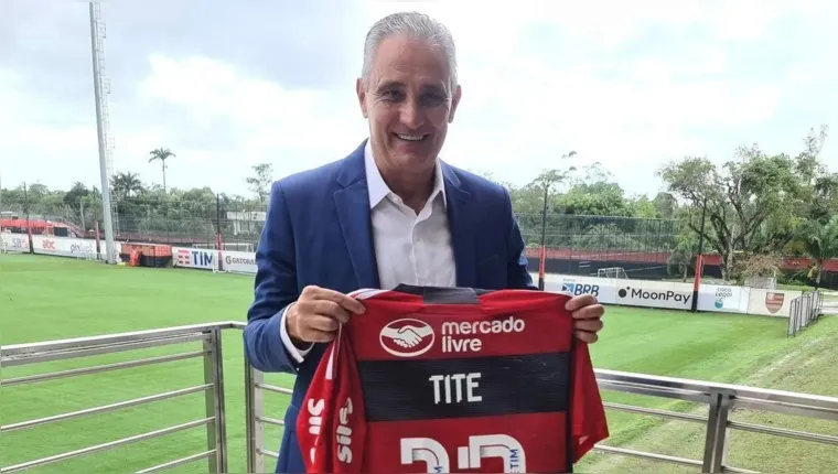 Imagem ilustrativa da notícia Tite é apresentado no Flamengo e recebe camisa personalizada