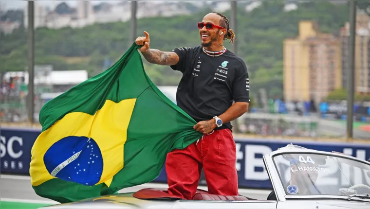 Imagem ilustrativa da notícia Hamilton agita torcedores ao empunhar a bandeira do Brasil