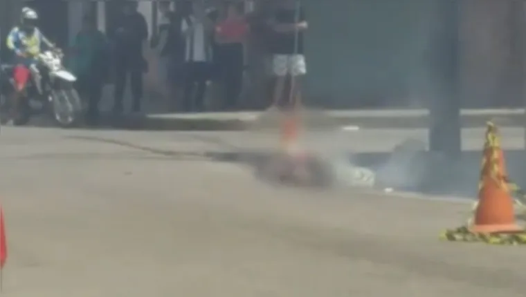 Imagem ilustrativa da notícia Vídeo: homem morre eletrocutado e pega fogo em Cametá