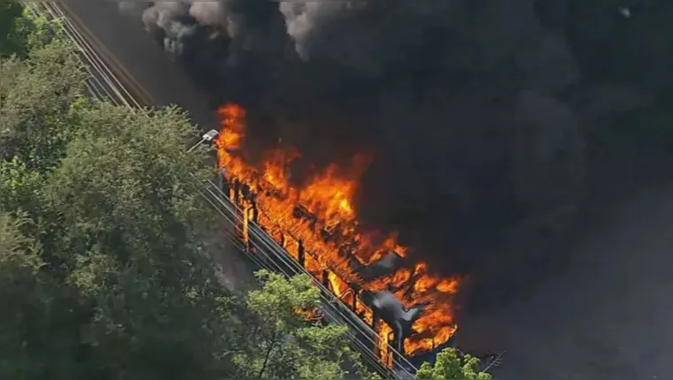 Imagem ilustrativa da notícia Ônibus são incendiados após morte de líder miliciano no RJ