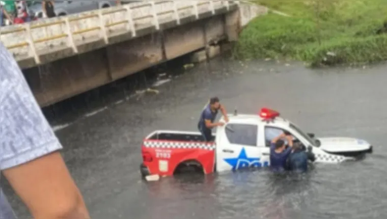 Imagem ilustrativa da notícia Vídeo: viatura da PM cai dentro de canal em Ananindeua