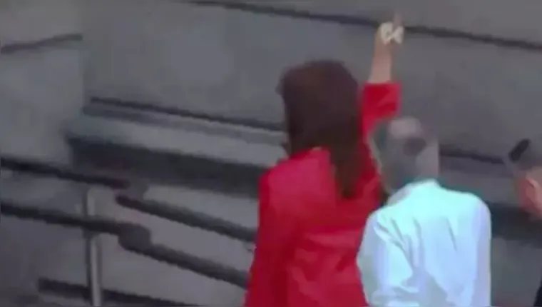 Imagem ilustrativa da notícia Cristina Kirchner mostra dedo do meio a apoiadores de Milei