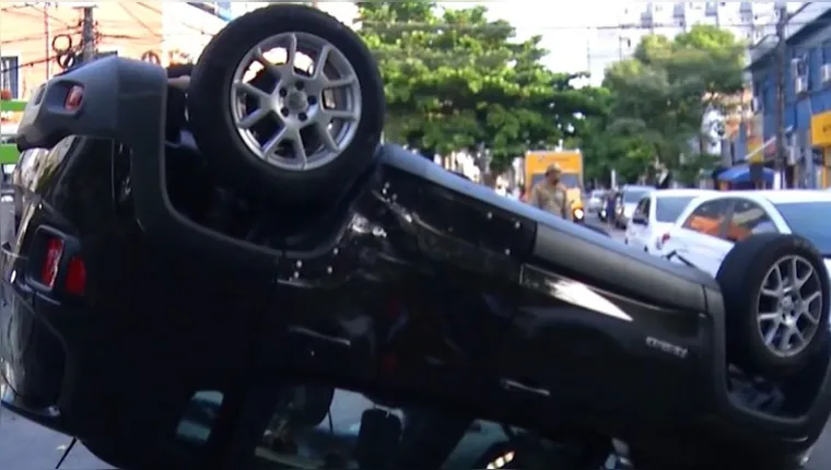 Imagem ilustrativa da notícia Vídeo: Carro capota após batida no bairro de Nazaré